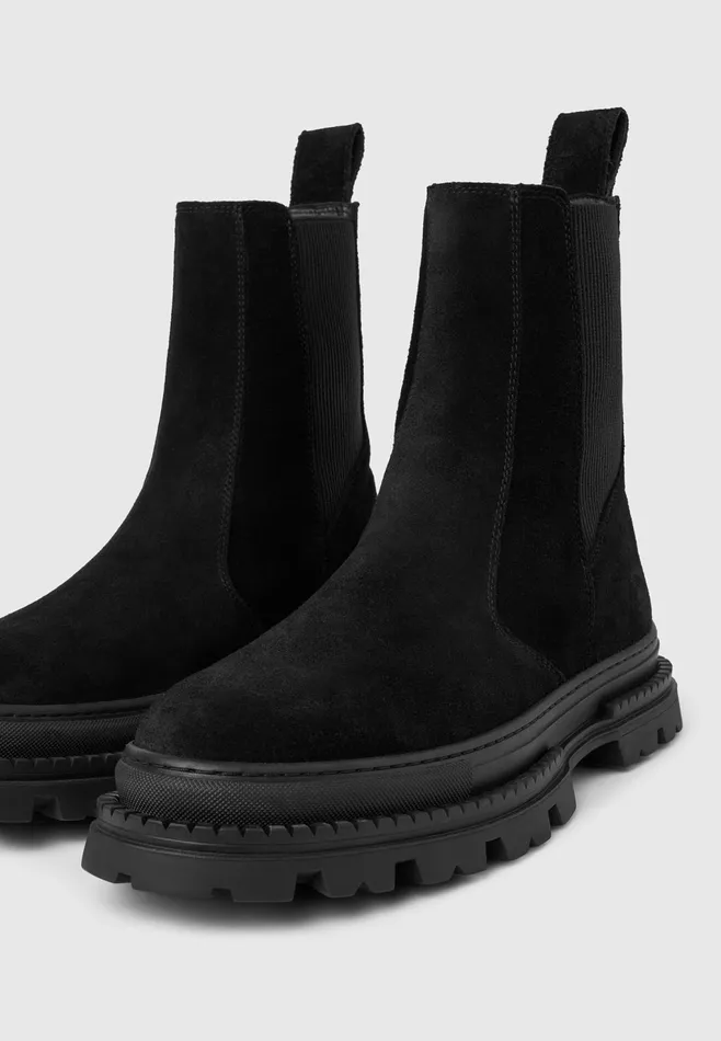 Men Manire De Voir Bordeaux Suede Chelsea Boot Black